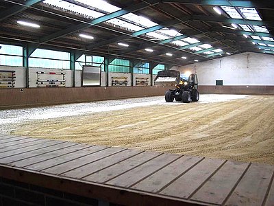 Natur-Vlieshäcksel in der Reithalle