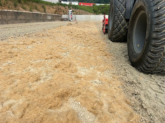 Sisal Fasern verteilt auf dem Reitboden