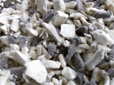 Nahaufnahme Natur-Vlieshäcksel aus Schafswolle