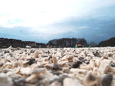 Natur-Vlieshäcksel Nahaufnahme auf dem Reitplatz vor dem Einfräsen