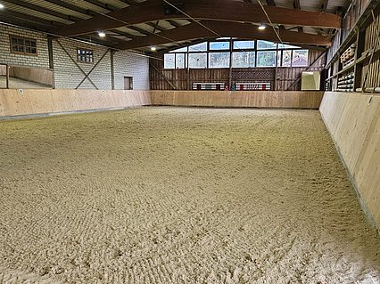 Sisal Faser verteilt auf dem Reithallenboden