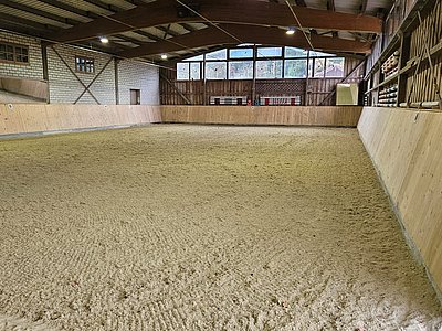 Sisal Faser verteilt auf dem Reithallenboden